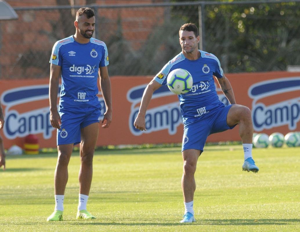 20/12/2019 - antes mesmo do Conselho Gestor assumir, o Cruzeiro teve conhecimento dos processos trabalhistas de Thiago Neves e Fabrcio Bruno. O camisa 10 entrou na Justia solicitando a resciso imediata do contrato por atraso no pagamento dos salrios, alm de uma quantia na casa dos R$ 16 milhes. J o zagueiro, interessado em se transferir para o Celtic, tambm pediu a resciso do contrato, alm de cerca de R$ 4 milhes. 