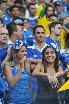 Torcida cruzeirense comea a festa dentro do estdio antes da partida decisiva contra o Grmio