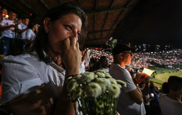 Lugar destinado a futebol e muita alegria, o Estdio Atanasio Girardot foi palco de homenagens e emoo. Com roupas brancas e flores nas mos, torcedores do Atltico Nacional fizeram viglia no local que seria, nesta quarta-feira, palco do jogo de ida da final da Copa Sul-Americana. Mas o desastre areo que matou grande parte da delegao da Chapecoense, convidados e jornalistas brasileiros impediu a realizao da festa. No lugar da bola rolando, tristeza e solidariedade. E milhes de entusiastas do esporte espalhados por todo o planeta dispostos a desejar fora  Chape. As imagens acima mostram que tudo isso  muito mais que futebol. O Nacional, atual campeo da Copa Libertadores, mostra todo o seu apoio ao clube catarinense, agora em busca de reconstruo para tocar seu caminho