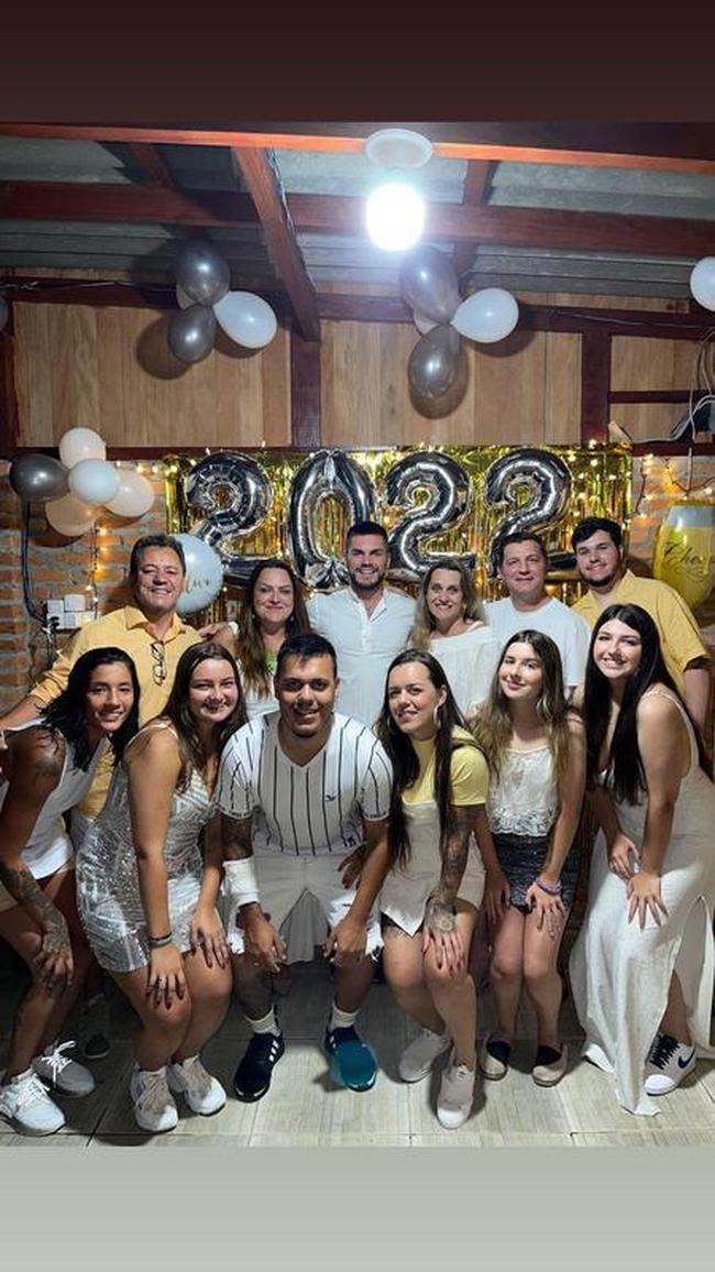 Meia Nathan comemorando a chegada de 2022 com amigos e famlia 