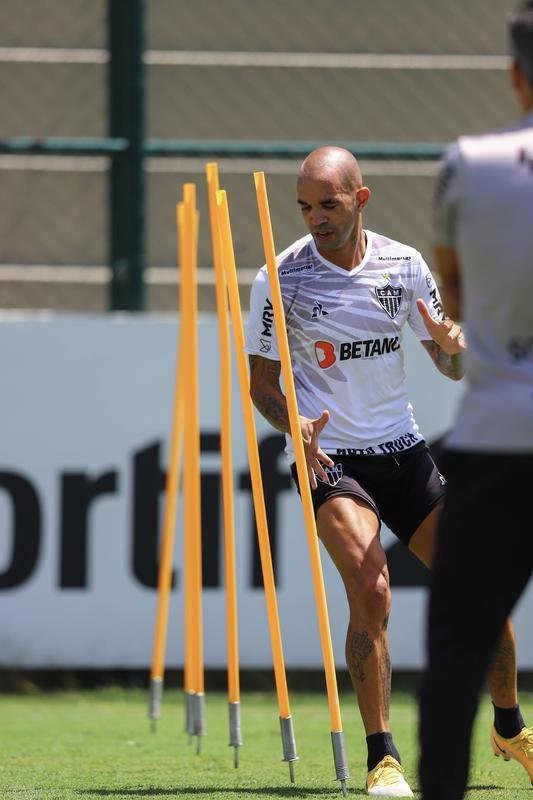 Treino do Atlético em campo. Jogadores fizeram atividade pela manhã no gramado. No período da tarde, trabalho foi na academia