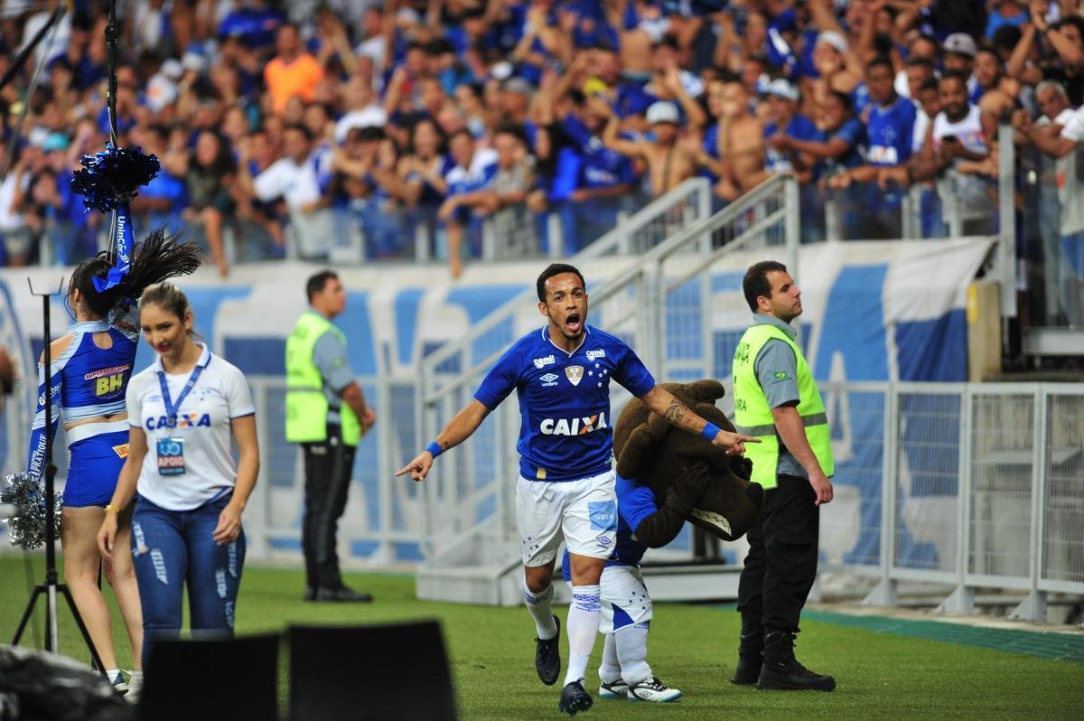 Rafinha entrou na etapa final, 'voou em campo' e marcou os dois gols que fecharam a vitria