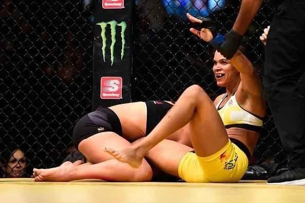 Fotos da grande vitória de Amanda Nunes pelo cinturão do UFC