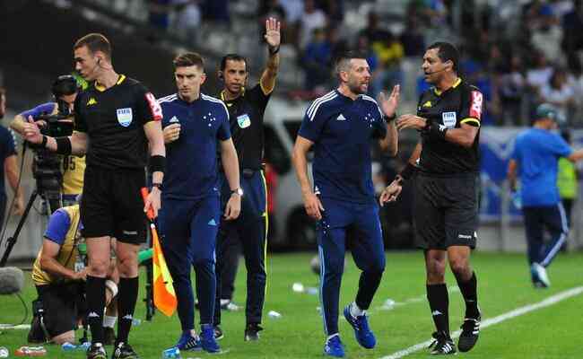 Pezzolano no concordou com os critrios da arbitragem na derrota do Cruzeiro para o Guarani