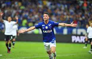 Cruzeiro conseguiu abrir vantagem de 1 a 0 no fim do primeiro tempo, com gol de cabea de Thiago Neves