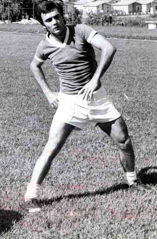 Roberto Perfumo (zagueiro) - estreou pelo Cruzeiro em 15 de abril de 1971, contra o Racing, seu ex-clube na Argentina, em torneio realizado no Panam. Considerado um dos melhores zagueiros do futebol sul-americano, Perfumo fez 141 partidas e marcou seis gols com a camisa cinco estrelas. Ele faleceu em maro de 2016, aos 73 anos.