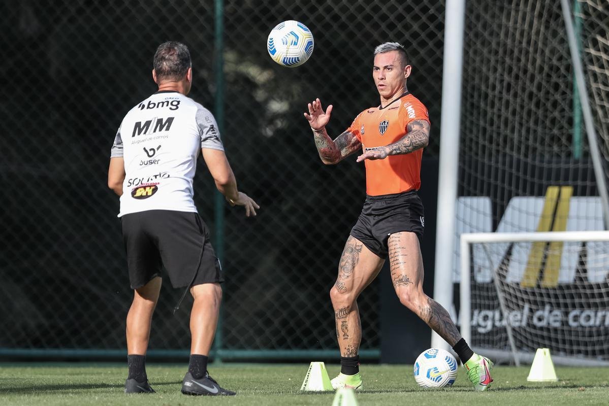 Com Guilherme Arana de volta, Cuca comanda atividade na Cidade do Galo