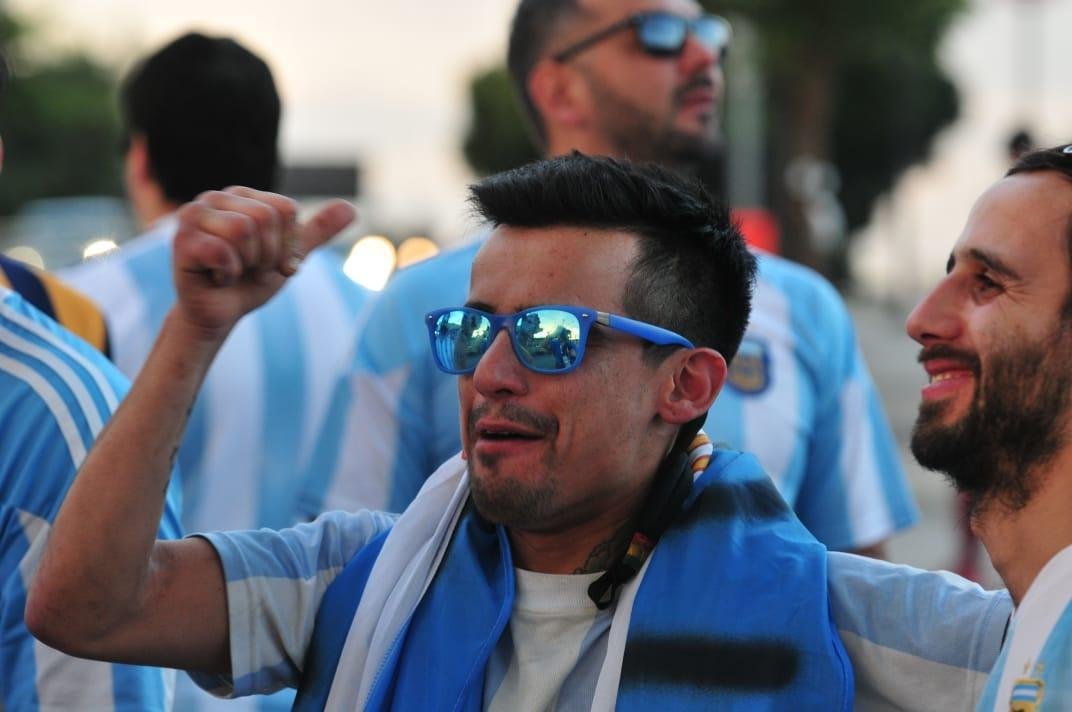 Torcedores de Argentina e Paraguai na chegada ao Minero para duelo pela Copa Amrica