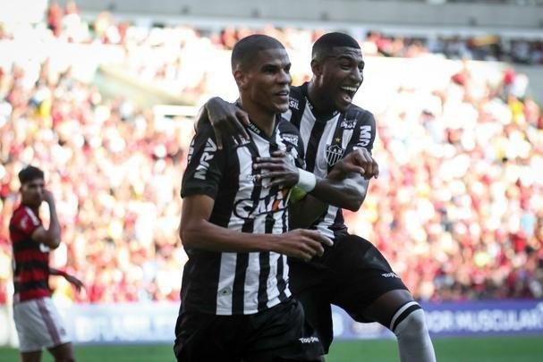 Leonardo Silva, de cabeça, empatou para o Atlético aos 22 do primeiro tempo: Flamengo 1 x 1 Atlético