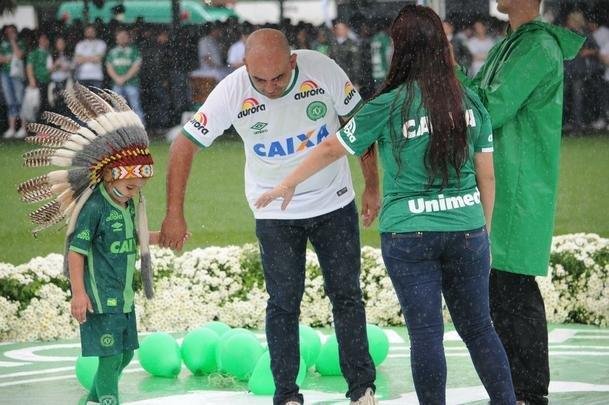 Pequeno ndio Cond, mascotinho do clube, despediu-se dos dolos