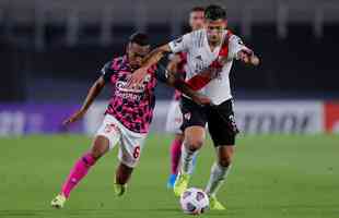 Com 25 casos simultneos de COVID-19, River Plate enfrentou Independiente Santa Fe-COL com apenas 11 jogadores disponveis e com o volante Enzo Prez improvisado como goleiro.