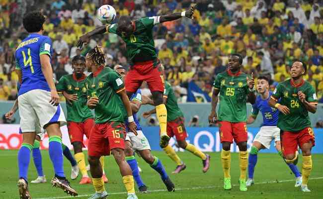 Vincent Aboubakar, atacante e capito camarons, marcou o gol da vitria nos acrscimos