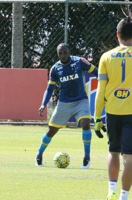 Mano Menezes comandou treino tático em seu segundo dia no retorno ao Cruzeiro