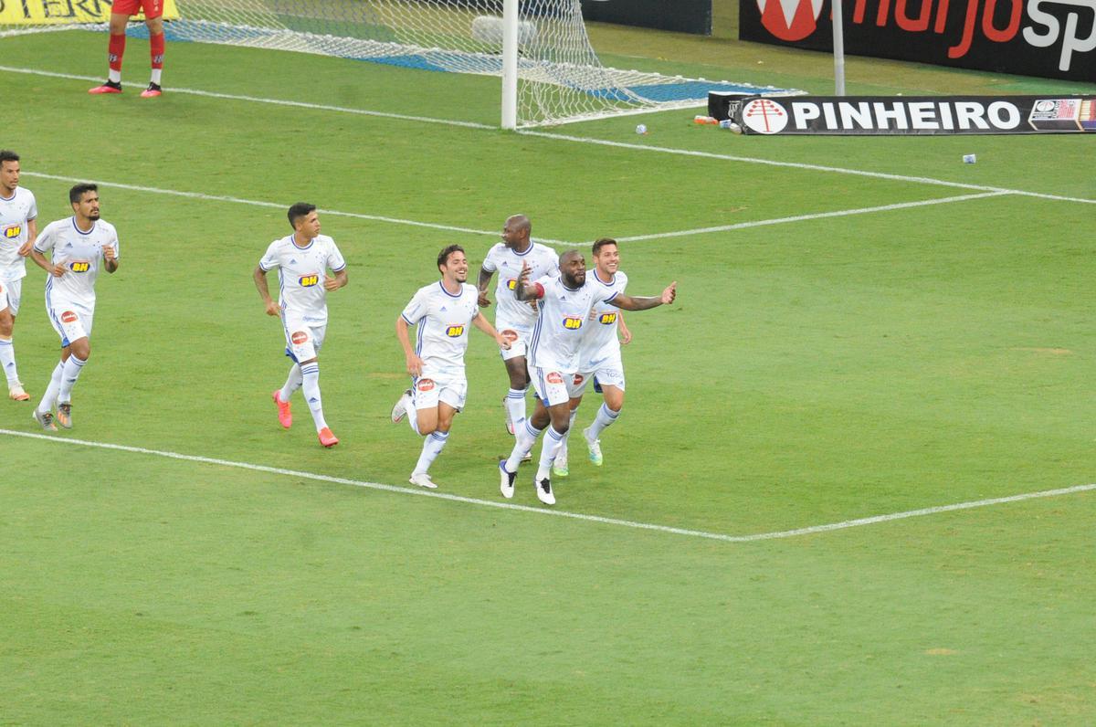 No segundo tempo, Manoel, de cabea, ampliou para o Cruzeiro: 3 a 0
