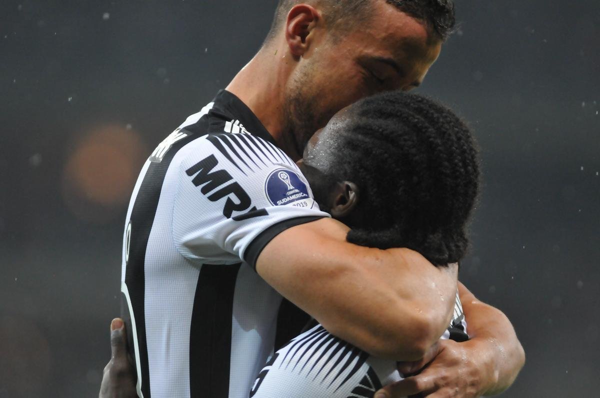 No segundo tempo, Char recebeu bola de Cazares e marcou o segundo do Atltico: 2 a 0