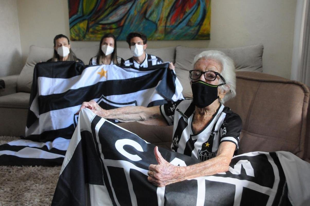 Ana C�ndida de Oliveira Marques, a Vov� do Galo, de 101 anos, ao lado da filha, Maria Aparecida, e dos netos Marcelo e Sabrina