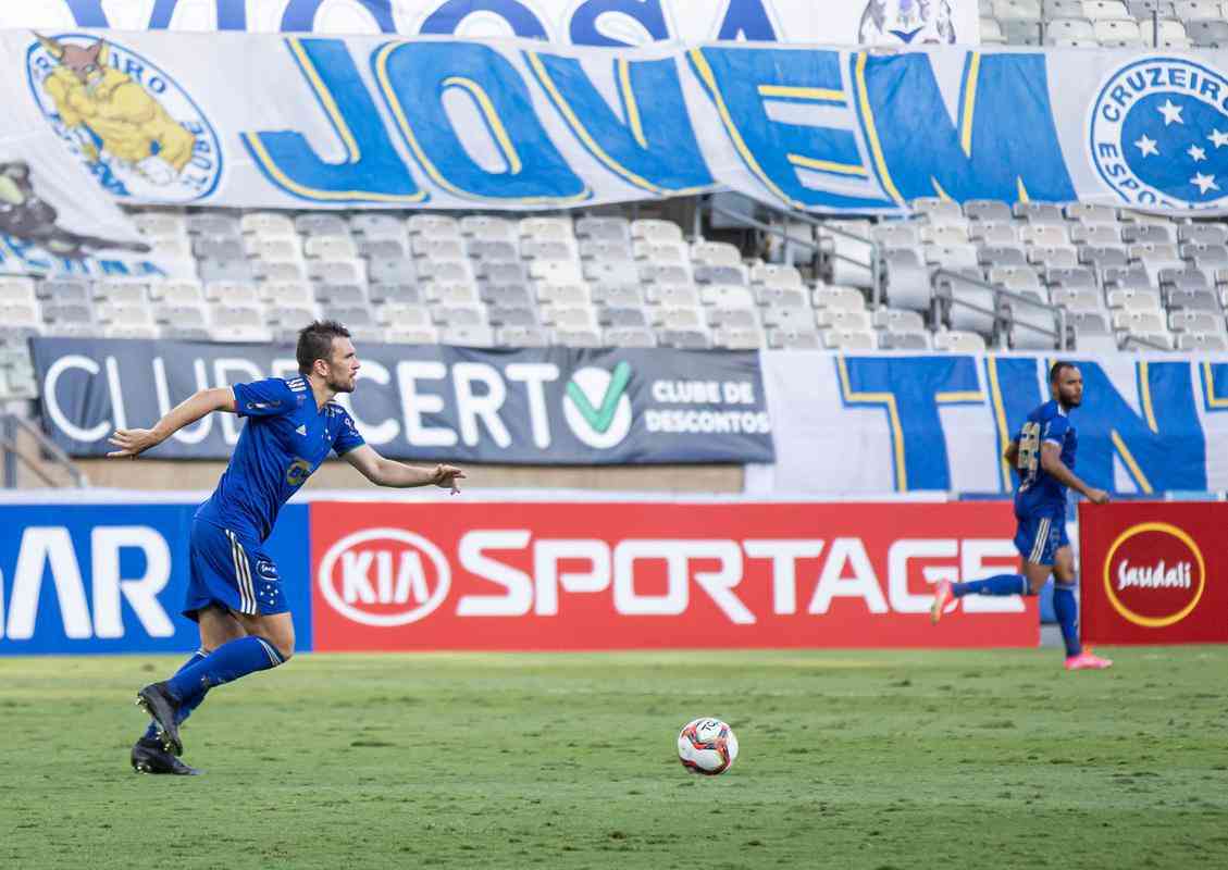 Cruzeiro estreou novo uniforme do centenrio na vitria por 1 a 0 sobre o Athletic, no Mineiro, pelo Mineiro. Verso  completamente azul, fugindo  tradio do clube de ter o calo e os meies brancos.