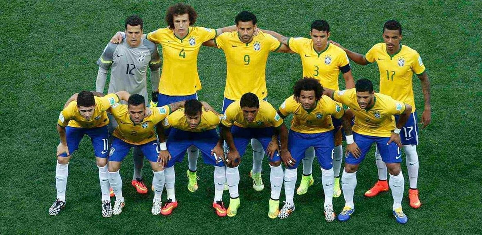 2014 - Seleo Brasileira teve nova camisa discreta na conturbada Copa do Mundo de 2014, com pequeno detalhe verde na gola