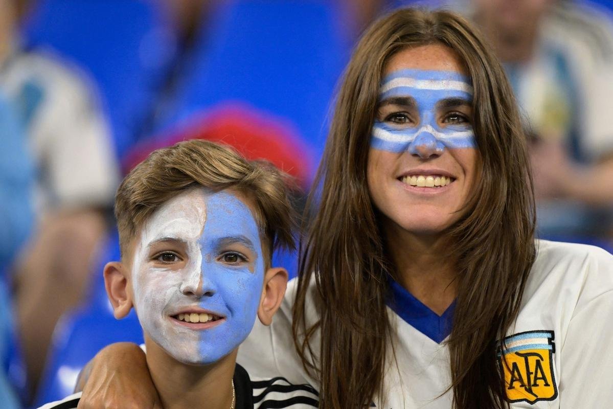Fotos das torcidas de Argentina e Polnia durante jogo entre as duas selees pelo Grupo C da Copa do Mundo, no Estdio 974, em Doha, no Catar