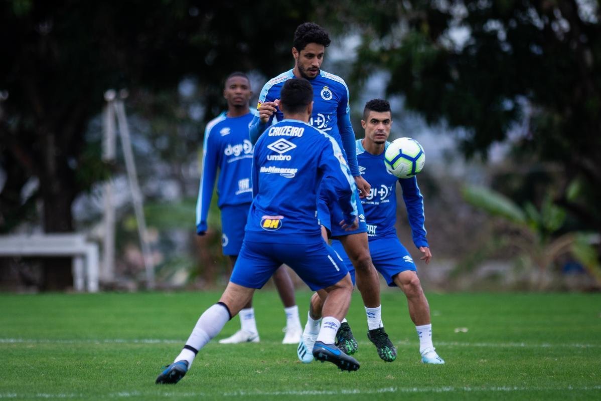 Fotos do treino do Cruzeiro na Toca da Raposa II. Time enfrenta o Internacional, nesta quarta-feira, s 21h30, no Mineiro, pela semifinal da Copa do Brasil. Mano Menezes pode apresentar novidades na escalao diante dos gachos.
