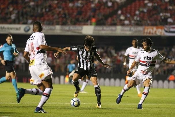 Atlético saiu atrás, conseguiu virada com Róger Guedes e Ricardo Oliveira, mas cedeu empate no Morumbi