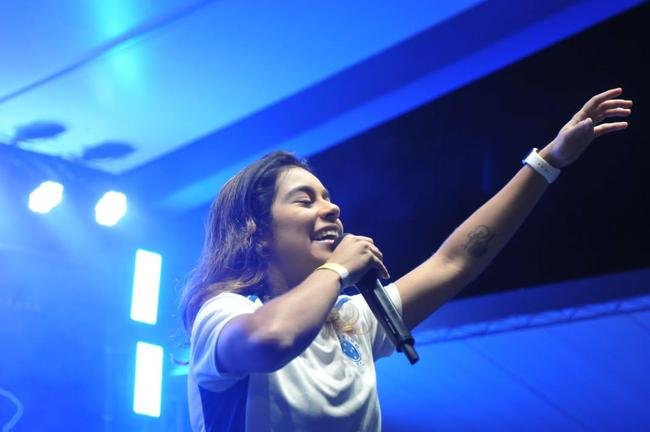 Torcedores do Cruzeiro cantam eufricos durante a Caravana em Conselheiro Lafaiete, com a visita de Ronaldo