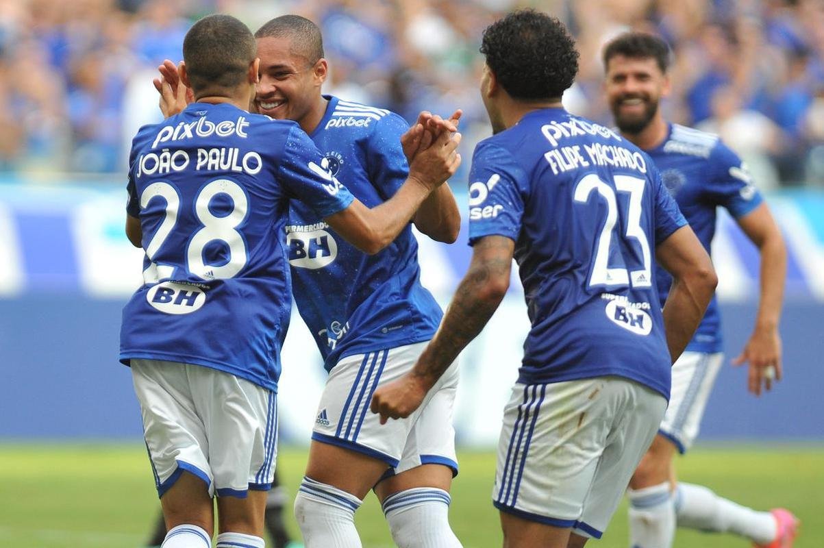 Fotos do gol de Joo Paulo, do Cruzeiro, sobre o Athletic, pela semifinal do Campeonato Mineiro; meia marcou em cobrana de pnalti
