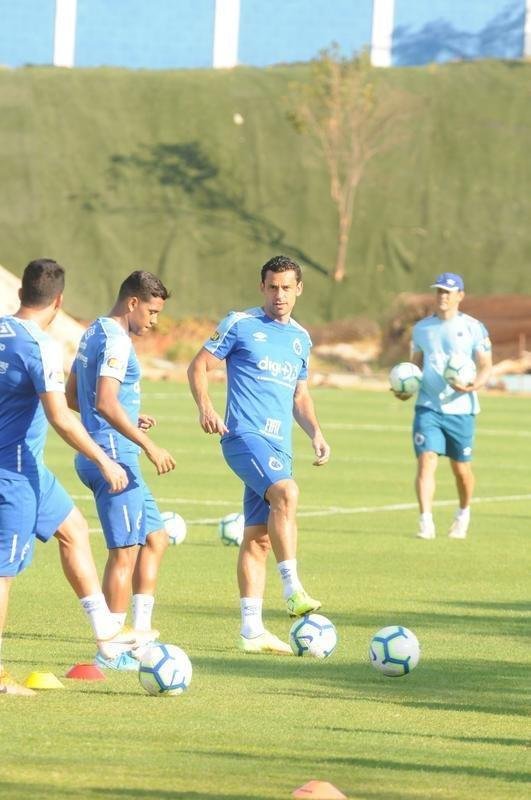 Cruzeiro fez nesta segunda-feira  tarde, na Toca da Raposa II, o ltimo treino em Belo Horizonte antes da partida contra o Internacional, quarta, no Beira-Rio, pela semifinal da Copa do Brasil. O tcnico Rogrio Ceni deve escalar Fbio; Edilson, Ded, Fabrcio Bruno (Leo) e Egdio (Dod); Henrique e Robinho; Marquinhos Gabriel; Thiago Neves e David; Pedro Rocha. Servindo  Seleo Colombiana, Orejuela est fora do jogo.