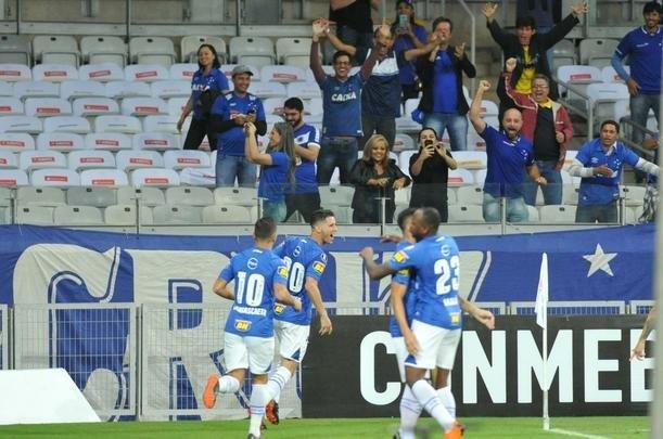 Thiago Neves aproveitou cruzamento de Sass e abriu o placar aos 2 minutos do primeiro tempo