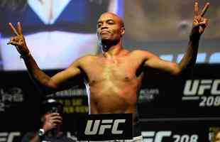 Encaradas na pesagem do UFC no Brooklyn - Anderson Silva agita os fs