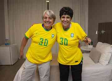 Grupo de jogadoras receberam camisas oficias do Brasil com o número 30