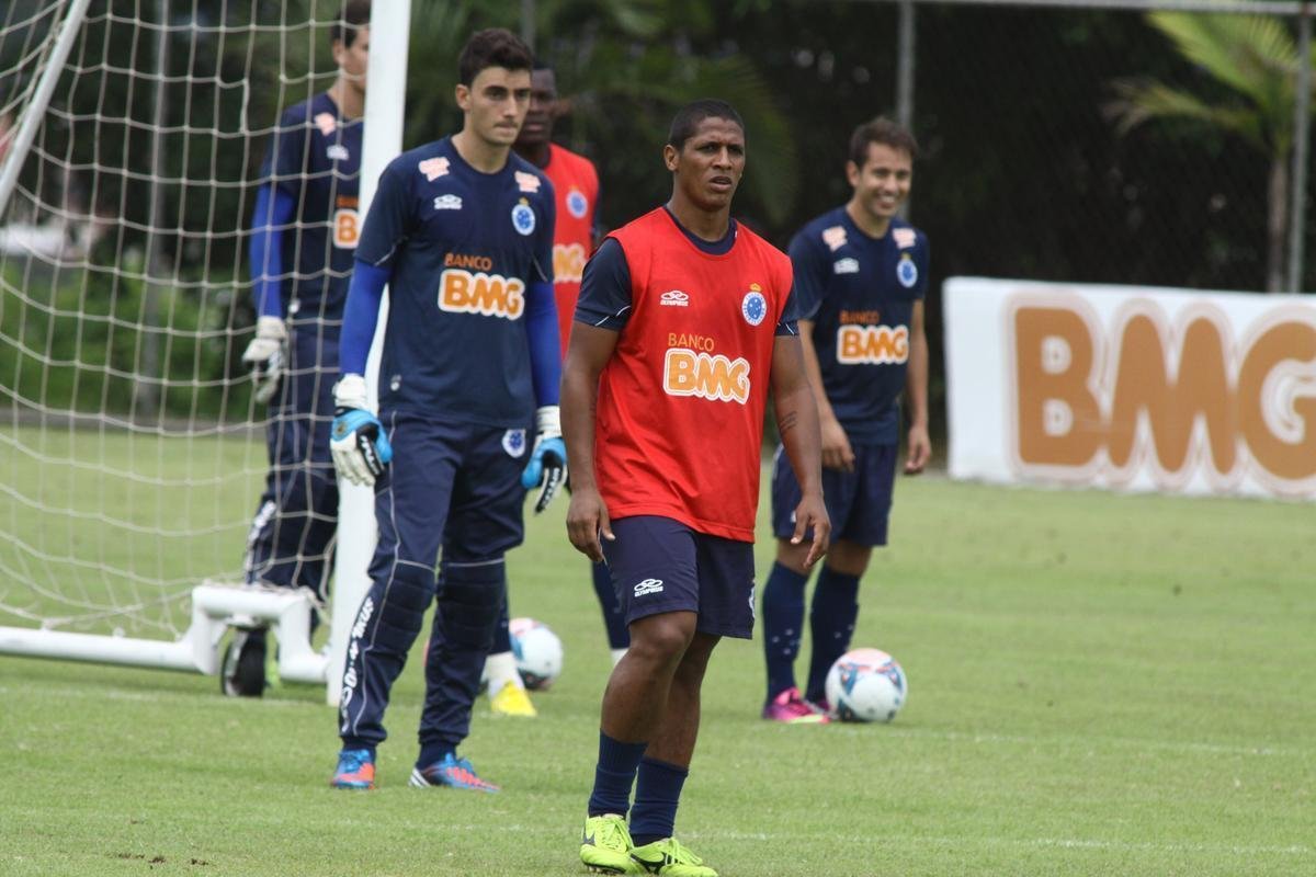 Uelliton (volante) - Chamado de Elkeson pelo presidente Gilvan de Pinho Tavares, fez apenas trs jogos com a camisa do Cruzeiro. Foi emprestado pela diretoria em trs oportunidades: para Coritiba, Bahia e Ava, seu ltimo clube em 2015.