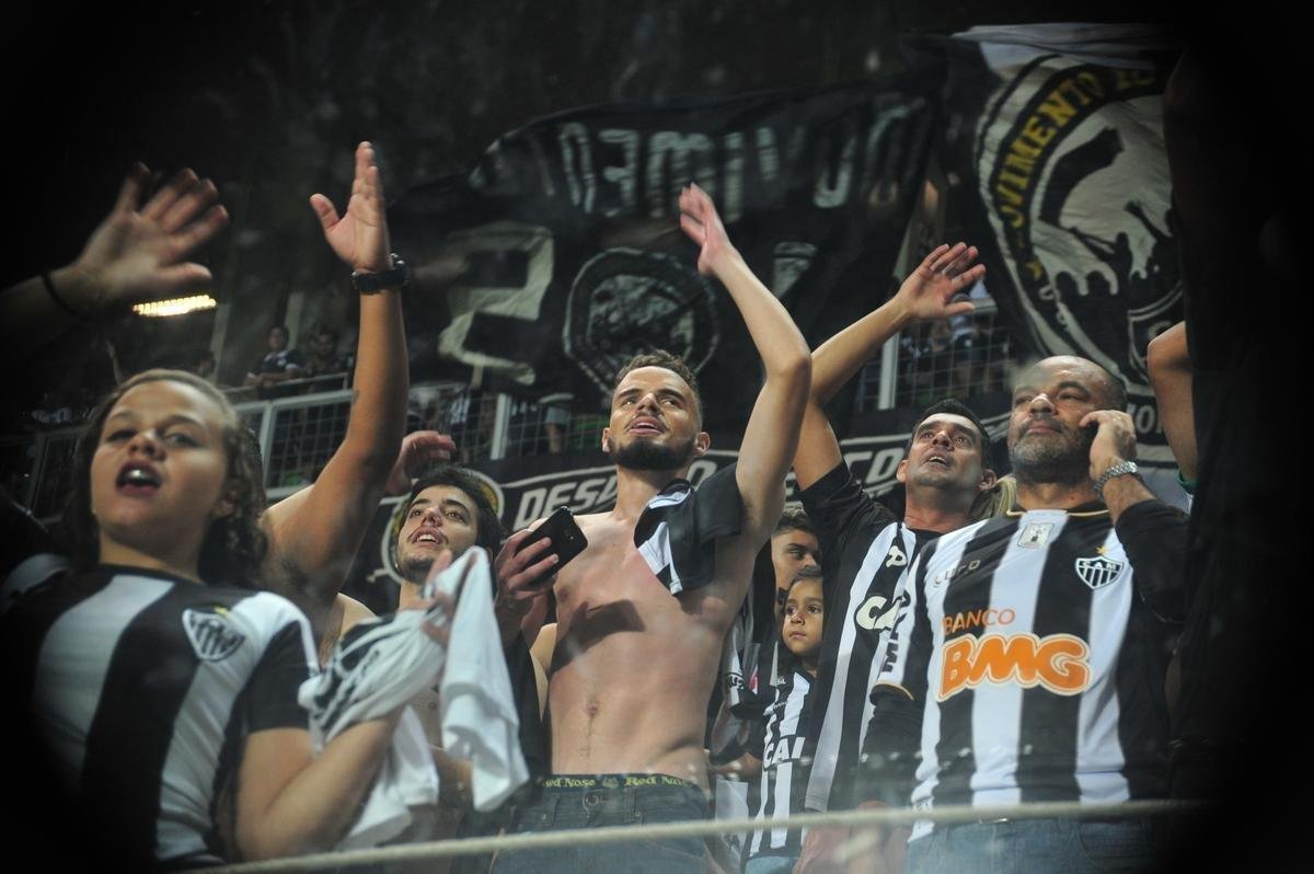 Torcida deu grande apoio ao time em vitria sobre o Corinthians e protestou muito contra gol anulado de Rger Guedes, no primeiro tempo. 