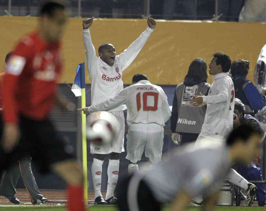 2006 - Internacional venceu o Al-Ahly, do Egito, por 2 a 1 e chegou  final, vencida sobre o Barcelona