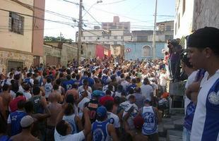 Torcids do Cruzeiro na chegada ao Independncia (Rua Ismnia Tunes, no Horto)