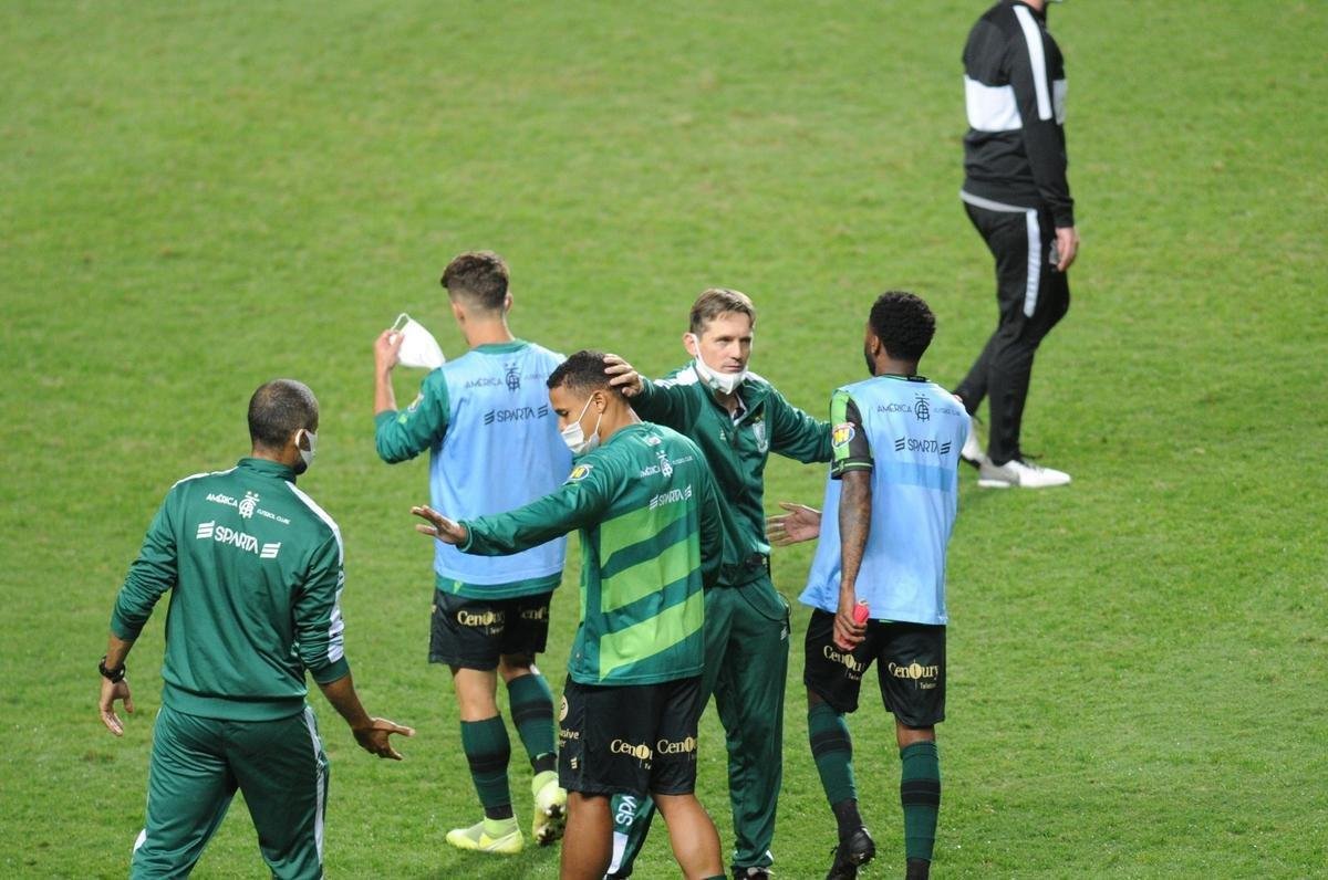 Gol de pnalti de Rodolfo deu ao Amrica o empate por 1 a 1 com o Corinthians e selou a classificao histrica s quartas de final da Copa do Brasil. Veja a festa do tcnico Lisca e dos jogadores no gramado do Independncia