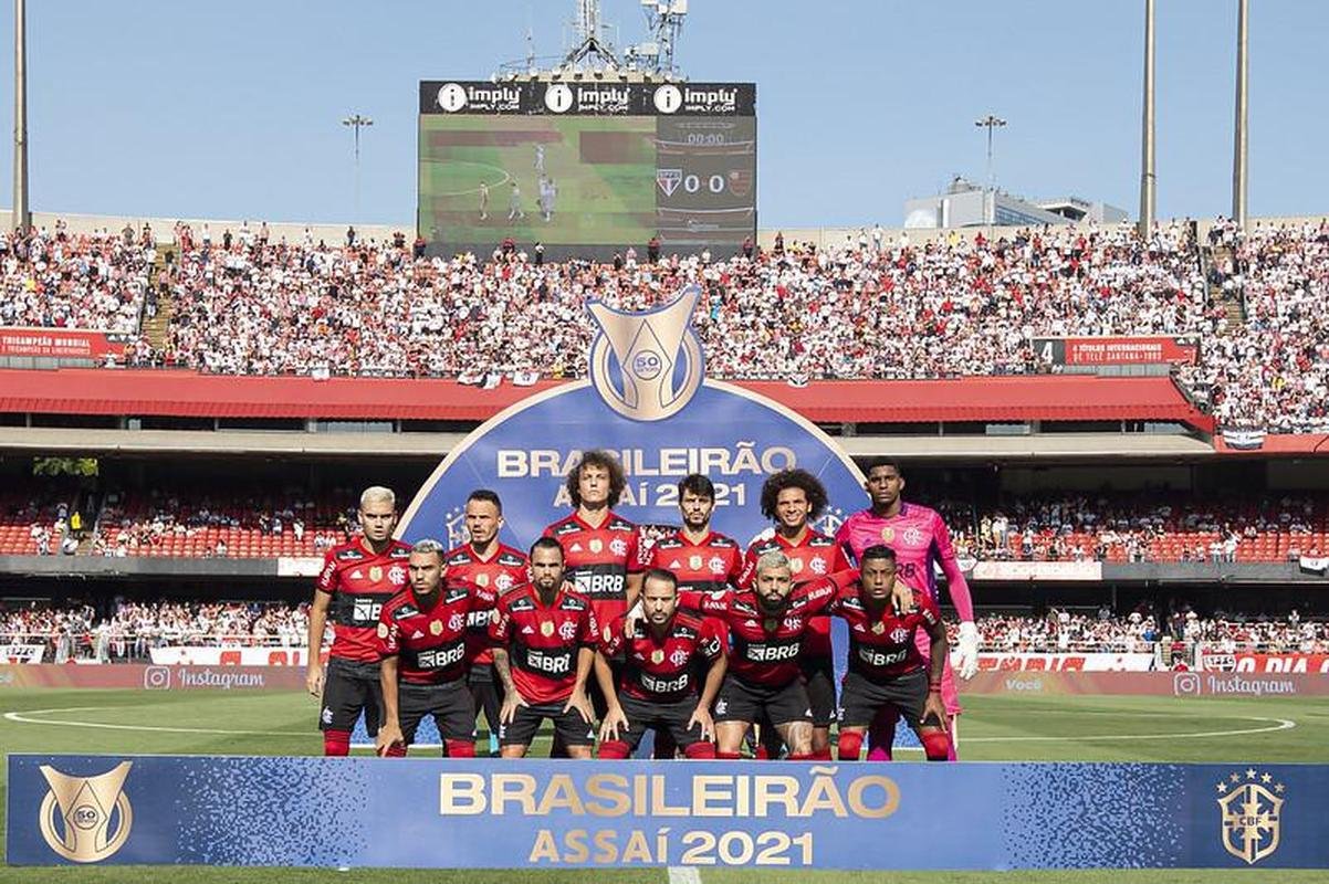 Flamengo massacrou So Paulo em pleno Morumbi e mantm sonho de conquistar o Campeonato Brasileiro, apesar de grande vantagem do Atltico
