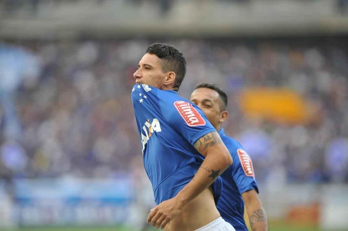Imagens do primeiro tempo: Cruzeiro abriu o placar com um minuto de jogo, gol de Thiago Neves