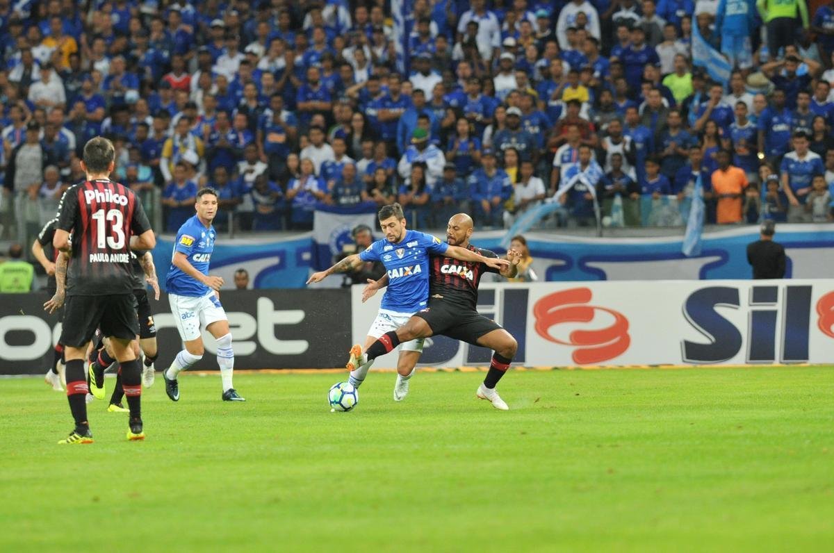 Lances do primeiro tempo da partida entre Cruzeiro e Atltico-PR, no Mineiro, pelas oitavas de final da Copa do Brasil