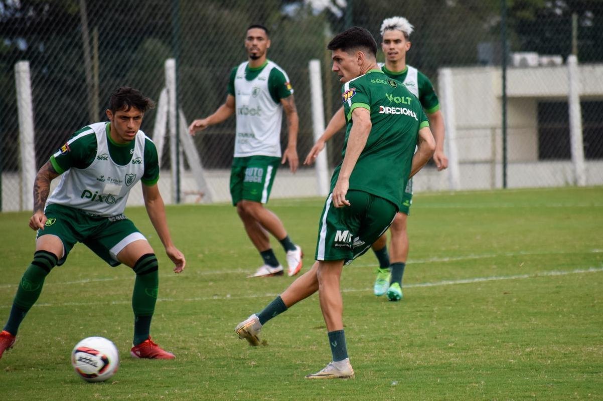 O Amrica deu continuidade nesta tera-feira aos seus trabalhos de pr-temporada. A equipe alviverde fez treinos com e sem bola no CT Lanna Drumond