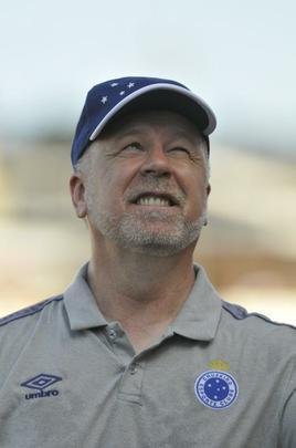 Tcnico do Cruzeiro, Mano Menezes, no estdio Fario, em Divinpolis