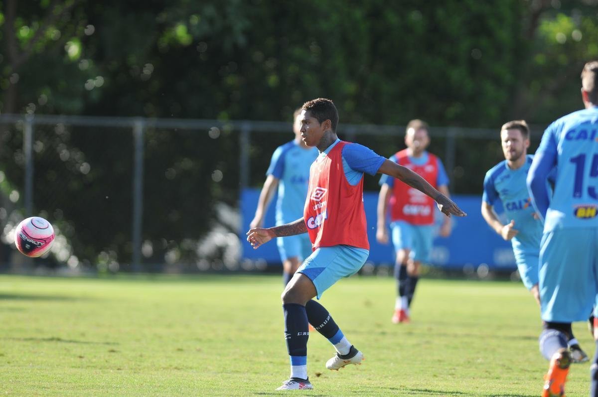 Cruzeiro se reapresentou aps estreia na Copa Libertadores e iniciou sua preparao para o clssico de domingo, s 11h, no Independncia, contra o Atltico, pela nona rodada do Mineiro. As novidades foram as presenas do atacante Sass e do zagueiro Cac, da base. Fred foi vetado devido a um estiramento na panturrilha direita. 