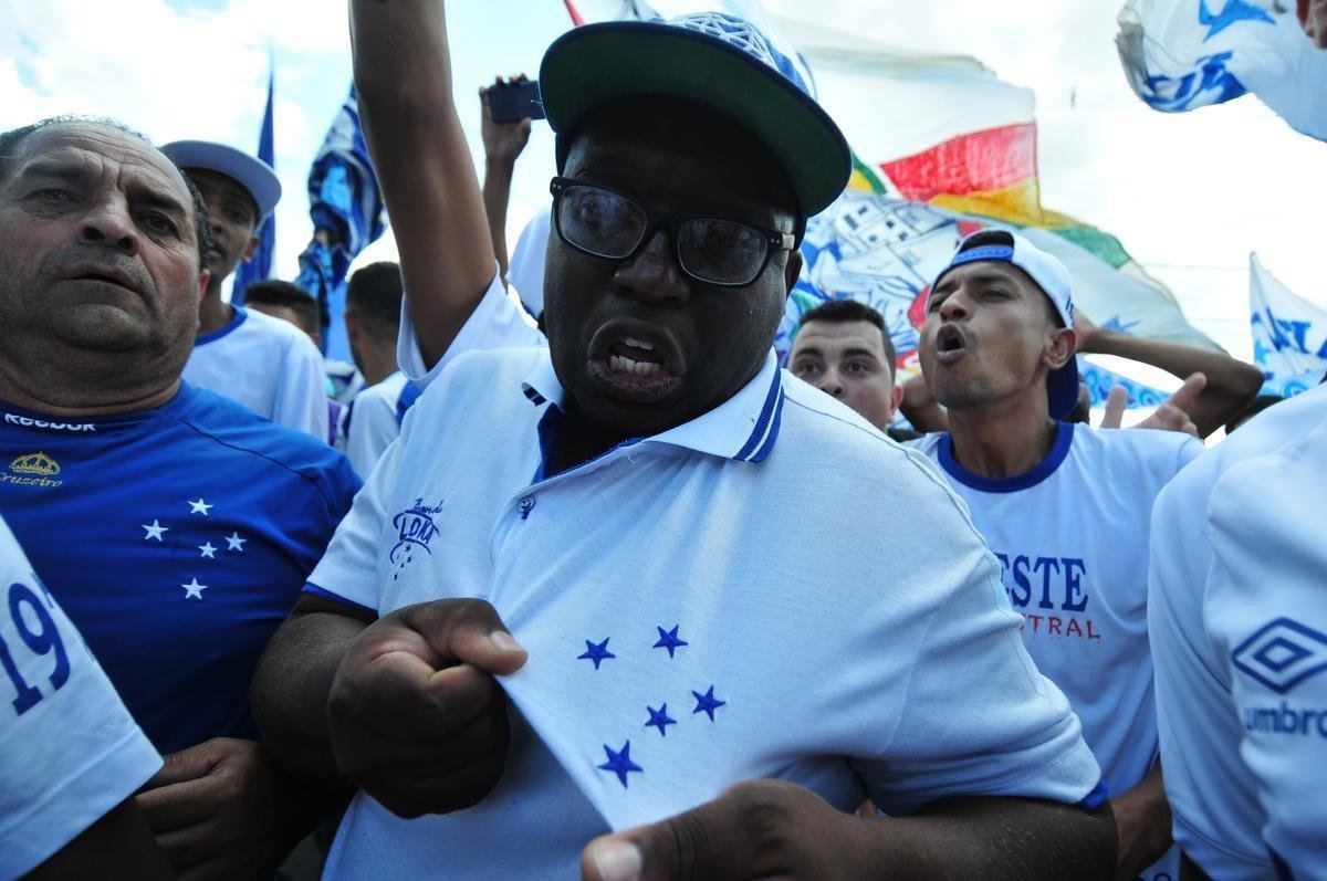 Torcedores do Cruzeiro foram  Toca da Raposa II prestar incentivo ao time antes de final da Copa do Brasil