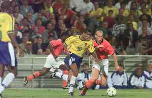 1998 - Em 1998, a 'era Nike' comeava para o Brasil em Copas do Mundo. A camisa principal, amarela, contava com uma faixa verde ao longo das mangas