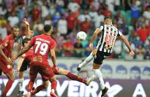 Torcida do Bahia vibra com gols; tcnico Cuca fica cabisbaixo