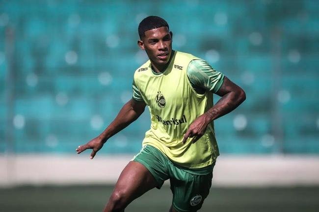 Sem clube desde que pediu uma licen�a do Juventude, no fim de setembro, Vitor Leque tem futuro incerto. Aos 21 anos, o atacante rompeu com seu antigo agente e dever� se reapresentar ao Cruzeiro para a pr�xima temporada. 

Contudo, o jovem n�o est� nos planos para a temporada 2023 e dever� ser emprestado para outro clube. Ele tem contrato com a Raposa at� 2024.