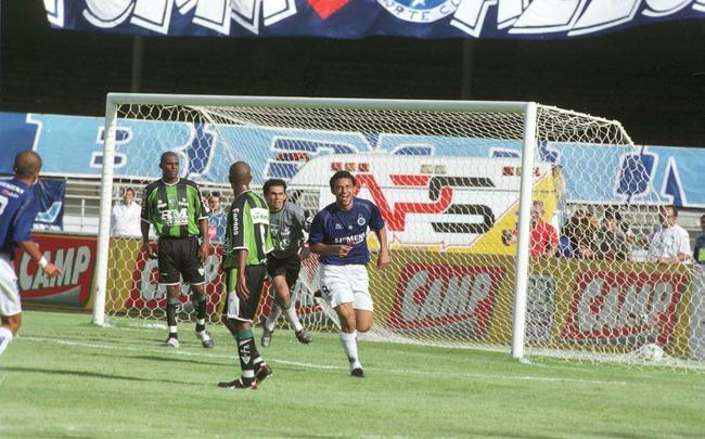 Fred em ação pelo Cruzeiro entre 2004 e 2005