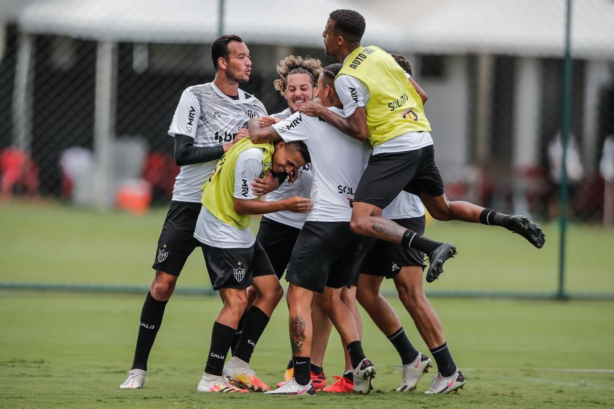 Aps polmica balada, Dylan e Marrony participam normalmente do treino na Cidade do Galo