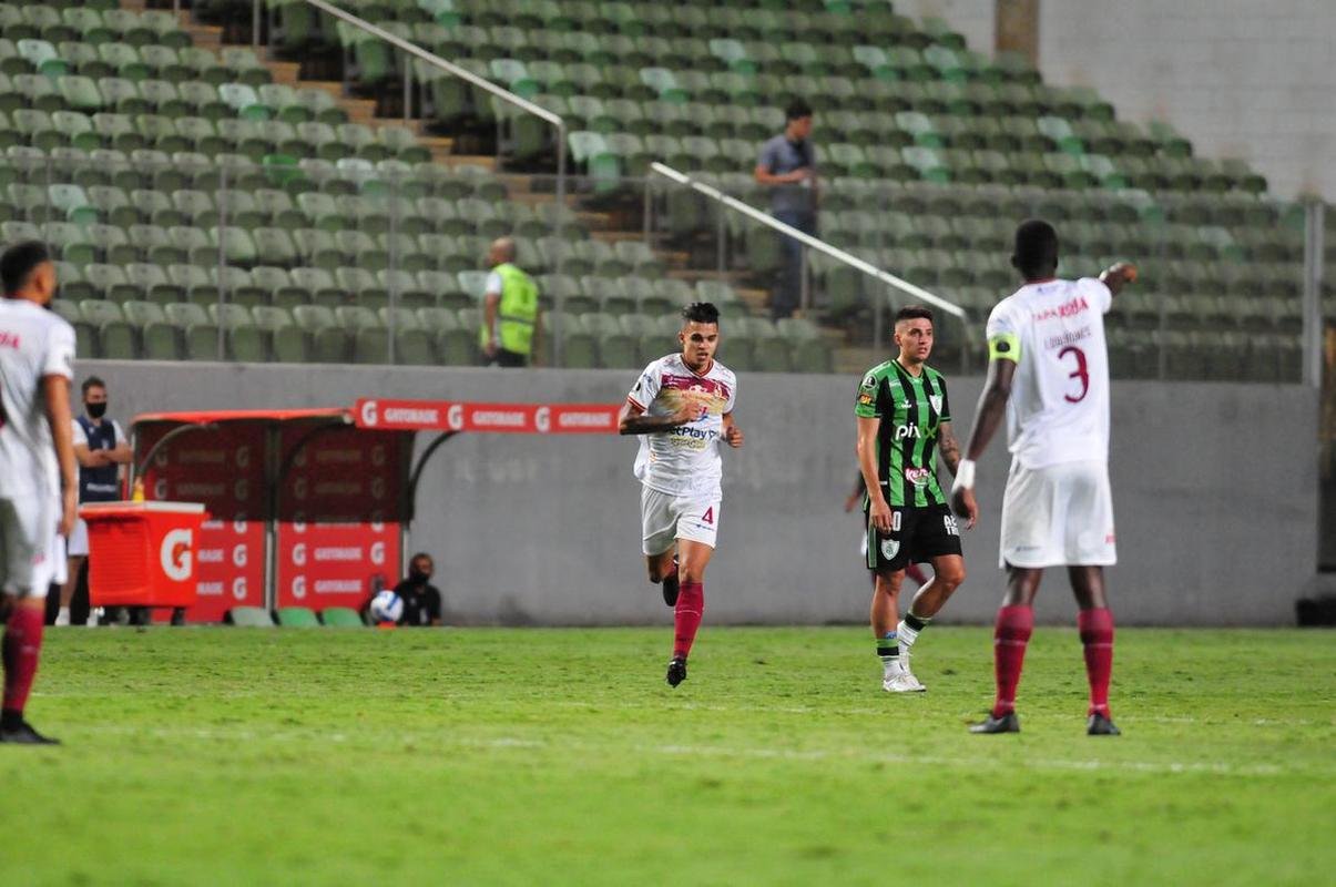 Desolao dos jogadores do Amrica, no Independncia, com a derrota por 3 a 2 para o Tolima, de virada, pela terceira rodada do Grupo D da Copa Libertadores. Coelho esteve  frente do placar duas vezes, mas permitiu reao dos colombianos no Horto. Situao do time mineiro  complicada na competio.