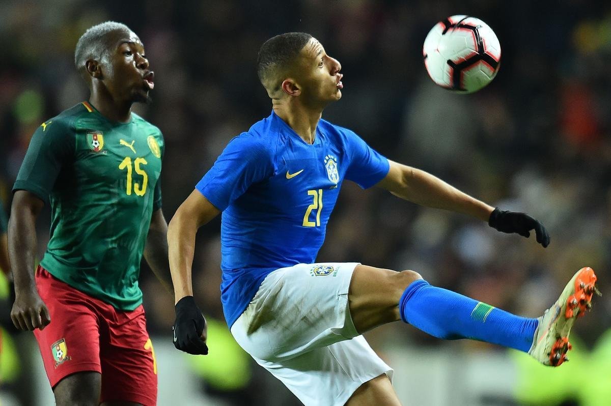 Seleo Brasileira realizou o ltimo jogo do ano de 2018 contra o Camares, em Milton Keynes, na Inglaterra